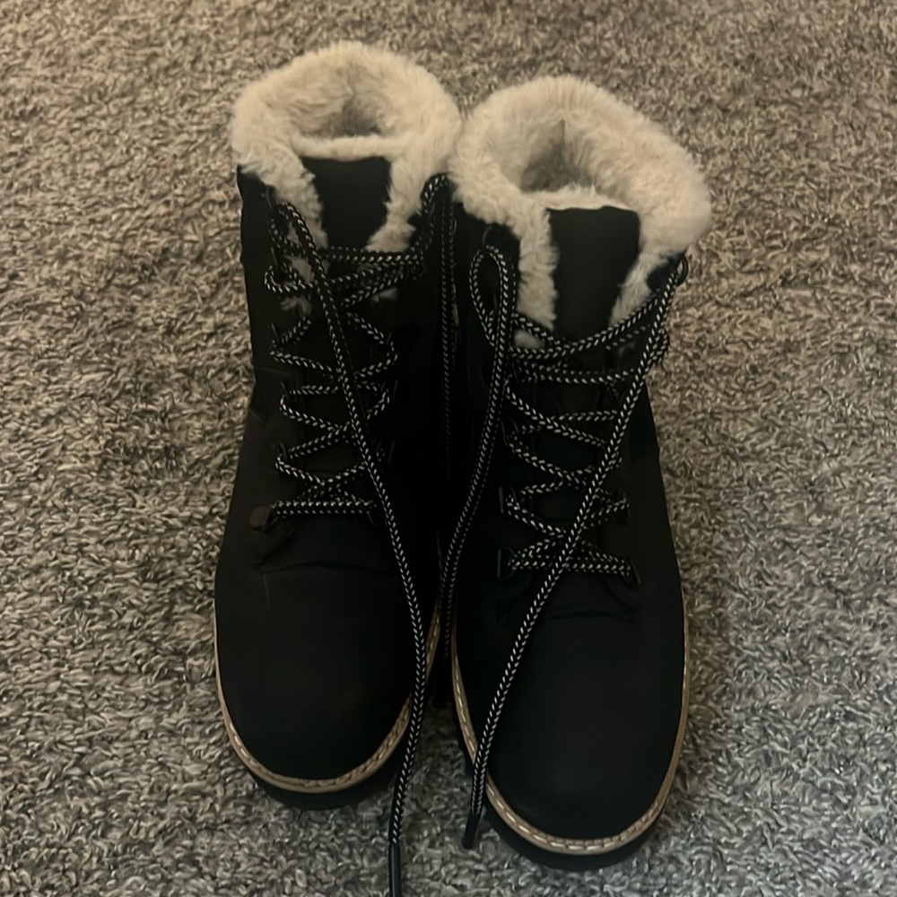Tom’s Mojave Boot- women’s black waterproof nubuck and suede size 7.5